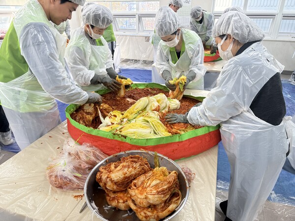 2025년 11월 22일 서울시 노원구 중계동 중계종합사회복지관에서 DB손해보험 임직원과 지역 자원봉사자 40여 명이 김장 봉사활동을 실시하고 있다./사진=DB손해보험