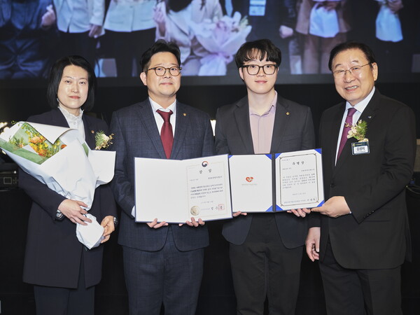 한화생명은 2025년 11월 25일 열린 ‘2025 지역사회공헌 인정제’ 시상식에서 인정기관으로 선정되며, 보건복지부 장관상과 특별상을 동시에 수상했다. 한화생명 임직원과 김성이 사회복지협의회장(오른쪽 첫번째)이 기념촬영을 하고 있다./사진=한화생명