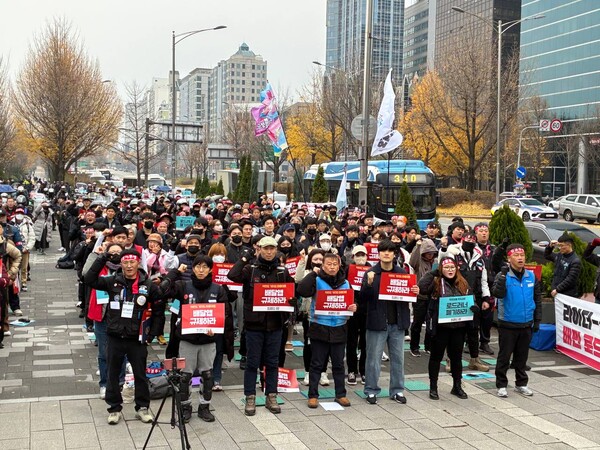 민주노총 공공운수노조 라이더유니온과 공정한플랫폼을위한사장협회 등이 2025년 11월 25일 서울 송파구 배민 본사 앞에서 로드러너 도입 중단을 요구하는 공동 투쟁대회를 열고 있다. / 사진=라이더유니온