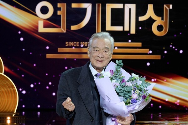 배우 이순재가 KBS 연기대상을 거머쥐었다. KBS 역대 최고령 대상 수상자다. 이순재는 2024년 11월 11일 오후 9시 20분부터 12일 새벽까지 방영된 '2024 KBS 연기대상'에서 대상 수상자로 호명됐다. 이순재는 KBS 2TV 드라마 '개소리'에서 개의 목소리를 듣게 된 원로 배우를 연기했다. 드라마는 자체 최고 시청률 4.6％를 기록했다. /연합
