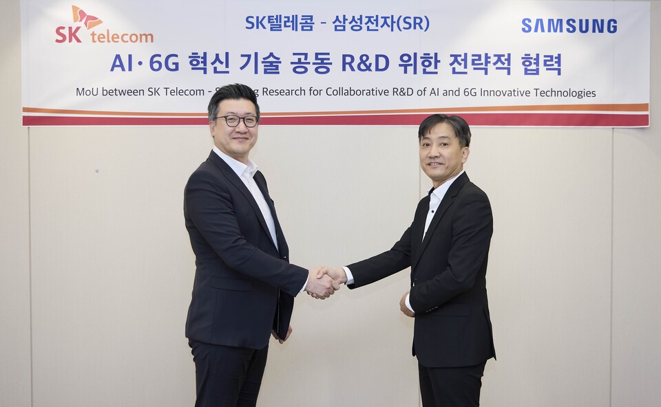 (왼쪽부터) 류탁기 SKT 네트워크기술담당, 정진국 삼성리서치 차세대통신연구센터장이 'AI·6G 혁신 기술 공동 R&D 위한 전략적 협력' 협약식에서 악수하고 있다. 2025.11.26./사진=SK텔레콤