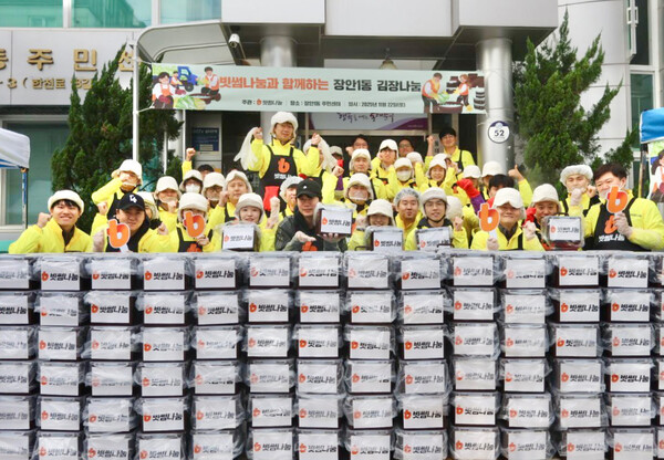 빗썸나눔이 2025년 11월 22일 서울 동대문구 장안1동 주민센터와 함께 겨울철 취약가구 지원을 위한 ‘김장나눔’ 행사를 열고 직접 담근 김장김치 1500포기를 지역 내 도움이 필요한 500가구에 전달했다. /사진=빗썸