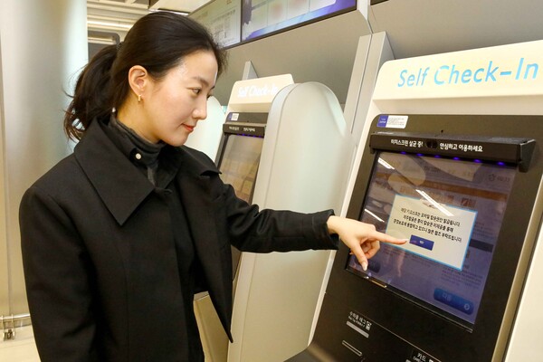 김포공항 국내선 청사에서 제주항공 탑승객이 키오스크를 이용해 모바일 탑승권을 발권 받고 있다./사진=제주항공