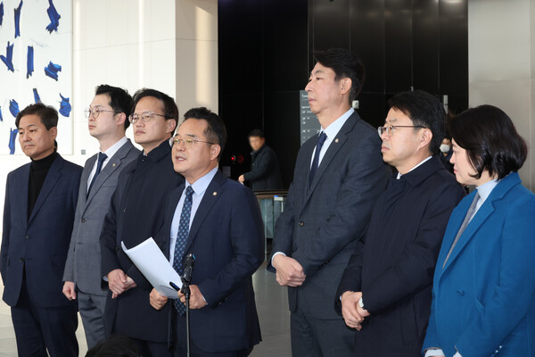 쿠팡 사태] 美정가 등판에 '일방 발표' 논란까지...李 정부와 정면충돌 ...