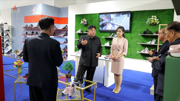 김정은 뇌출혈 사망설 반박 자료로 주목받는 10월 19일 신발전시회 현장 사진