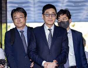 '<b>비자금 조성 의혹</b>' 태광그룹 <b>이호진</b> 또 검찰 소환조사