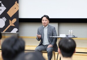 엔씨 김택진 "AI 시대 경쟁력은 통찰력"..노조 고용불안 속 내부 설득 - 뉴스 썸네일 이미지