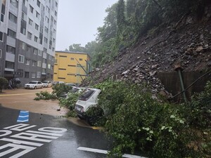 <b>거제</b> '역대급 물폭탄'…여름 한철 비가 하루만에